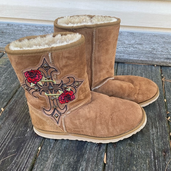 Koolaburra Shoes - Koolaburra Sacred Cross Sheepskin boot size 8